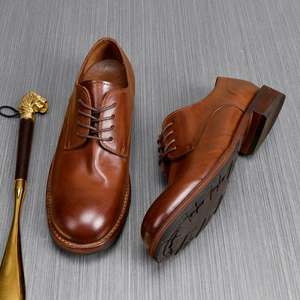 Elegantes zapatos casuales de cuero hechos a mano para hombre, color marrón clásico, formales, combinables con detalles negros, apariencia casual. - Product Image 3
