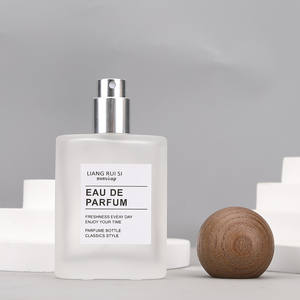 بيع بالجملة لعبوات عطر زجاجية فاخرة مربعة ومسطحة مخصصة للنساء، سعة 30 مل و 50 مل، بلون ثلجي فارغة مع غطاء خشبي وعلبة - Product Image 3