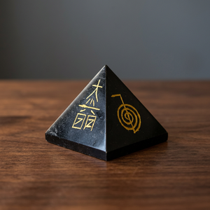 Symboles de Reiki Usui à quatre côtés gravés pierre d'agate noire semi-précieuse pyramide d'onyx noir pour l'artisanat de pierres précieuses de guérison - Product Image 2