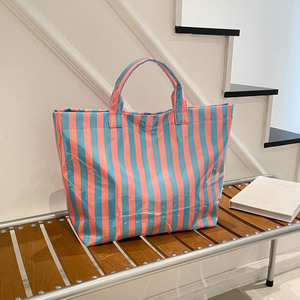 Sac fourre-tout à rayures en PVC grande capacité pour femme, sac à bandoulière portable imperméable en polyester, fermeture ouverte, style bohème toutes saisons - Product Image 3