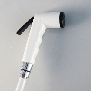 Rociador de Mano Shattaf Blanco y Negro con Acabado de <span class=keywords><strong>Gatillo</strong></span> para Grifo de <span class=keywords><strong>Baño</strong></span>, Desviador de Salida, Fácil Instalación, Uso en Apartamentos - Product Image 2