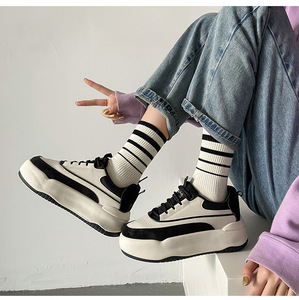 รองเท้าผ้าใบแฟชั่นผู้หญิงดีไซน์เนอร์ขายส่ง รองเท้าส้นหนา สวยงาม ใส่สบาย - Product Image 4