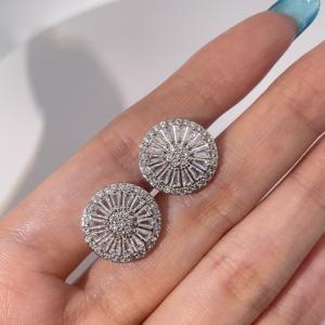 ต่างหูแบบติดหูทรงสี่เหลี่ยมคางหมูประดับเพชรคิวบิกเซอร์โคเนียสีขาว ชุบทองเหลือง สำหรับผู้หญิง จาก Tianyu Gems ดีไซน์คลาสสิก ทันสมัย หรูหรา - Product Image 4