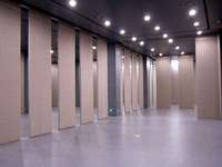 Cloison coulissante pliante insonorisée et ignifuge, structure en bois et aluminium, design modulaire pour écoles, gymnases, restaurants, salles de conférence