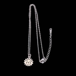 Nouveau style tendance : Collier soleil en acier inoxydable plaqué or, pendentif visage souriant personnalisé et polyvalent, vente en gros - Product Image 4