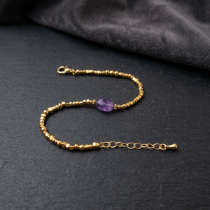 Bracelet artisanal Sstringz en laiton doré délicat non façonné avec perles de verre violet lavande, bijou de mode ajustable - Product Image 6