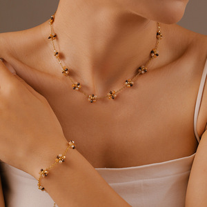 Conjunto de Joias Artesanais Femininas: Colar, Pulseira e Tornozeleira Boêmios com Contas de Vidro em Formato de Flor e Corrente de Aço Titânio - Product Image 4