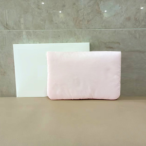 Nouvelle trousse de rangement cosmétique rose à rabat, un sac à maquillage souple pour la vente en gros. L'usine propose des échantillons gratuits et une livraison rapide - Product Image 3