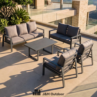 Ensemble de canapés d'extérieur modernes en aluminium J&M, 7 places, canapé deux places, canapé trois places, fauteuils, table basse à lattes, résistant aux intempéries