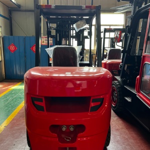 รถยกไฟฟ้า 3 ตัน 4 ล้อ แบบถ่วงน้ำหนัก สำหรับขนถ่ายตู้คอนเทนเนอร์และวัสดุ - Product Image 1