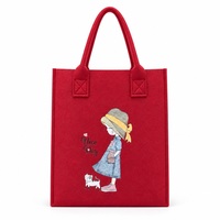 Sac fourre-tout en feutre de fibres rouge foncé avec sangles brodées en X et patchs imprimés, vente en gros pour événements et revendeurs