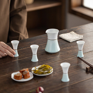 Juego de vino de cerámica estilo chino, decantador de porcelana con 4 tazas para uso doméstico, empaque en caja de regalo. - Product Image 4