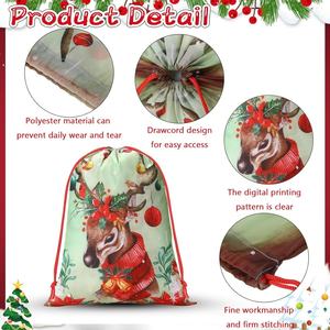Sac à cordon personnalisé rouge en non-tissé avec motif sapin de Noël et flocons de neige pour cadeaux et friandises du Père Noël - Product Image 3