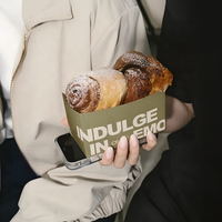 Emballage de boulangerie chic et luxueux avec logo gaufré en feuille d'or pour café tendance et marque de boulangerie moderne