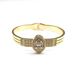Bracelet géométrique classique tendance en acier inoxydable 316L plaqué or PVD avec accents de diamants pour femmes, bijoux - Product Image 1