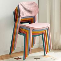 Chaise de restaurant empilable en plastique PP perforé pour hôtel, jardin, terrasse, événements, patio, fête, extérieur, cour