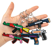 Porte-clés en plastique personnalisé promotionnel, forme de pistolet 3D, en silicone souple, en PVC, avec logo personnalisé