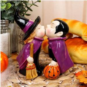 Juego de figuritas de cerámica para decoración de mesa, figuritas coleccionables de bruja de Halloween besando a Vampire, sal y pimienta, fiesta de cocina - Product Image 1