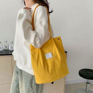 กระเป๋าผ้าแคนวาสสะพายไหล่แบบคอร์ดูรอยสำหรับผู้หญิง พร้อมช่องใส่ของด้านใน เหมาะสำหรับทำงาน ไปเที่ยวทะเล ใส่กล่องอาหารกลางวัน ท่องเที่ยว ช้อปปิ้ง ซื้อของชำ - Product Image 5