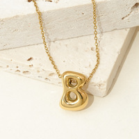 Collier initial minimaliste de luxe en acier inoxydable unisexe, élégant pour le quotidien, avec pendentif creux perlé, style tendance, plaqué or