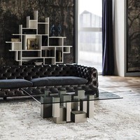 Table basse de style italien haut de gamme, de forme carrée, en verre trempé, un objet de luxe léger et design pour les villas