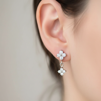 Boucle d'oreille clou en titane F136 de qualité implantable avec 4 fleurs en zircon cubique et pendentif fleur, bijou de piercing à enfiler pour conque, hélix, tragus, cartilage