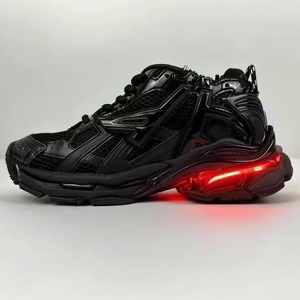 รองเท้าผ้าใบดีไซน์เนอร์รุ่นใหม่มาแรง ไฟ LED ประดับ รองเท้าวิ่งผู้ชายคุณภาพสูง แฟชั่นสำหรับใส่กลางแจ้ง พื้นหนา ตาข่าย ระบายอากาศ ใส่ได้ทั้งฤดูใบไม้ผลิและฤดูหนาว - Product Image 4