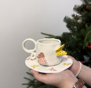 كوب قهوة خزفي كوري أنيق سعة 270 مل مع صحن، مزين يدويًا برسومات الفراشات، مثالي كهدية - Product Image 4