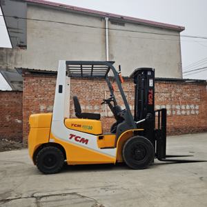 Montacargas Diésel Usado TCM FD30 con Motor Isuzu, Mástil de 2 Etapas, Desplazador Lateral Hidráulico, Neumáticos Sólidos, Capacidad de 2.5T-4T - Product Image 6