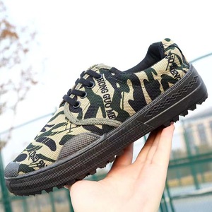 รองเท้าทำงานลายพรางสำหรับผู้ชาย พื้นรองเท้ายางกันลื่น รองเท้าเซฟตี้ส้นเตี้ยสำหรับงานก่อสร้าง ใส่เล่นกีฬาได้ - Product Image 1