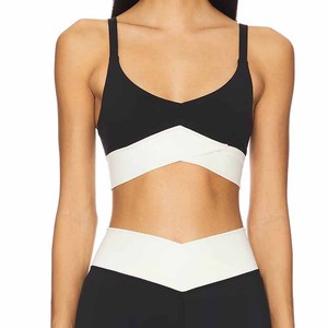 Haut court croisé pour <span class=keywords><strong>femme</strong></span> en polyester effet seconde peau, extensible dans les quatre sens, avec encolure en V et fines bretelles réglables, personnalisable avec logo OEM - Product Image 5