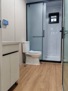 20-футовый сборный капсульный дом, крошечные дома, готовые к отправке, с лестницей и террасой на крыше, другие сборные дома - Product Image 5