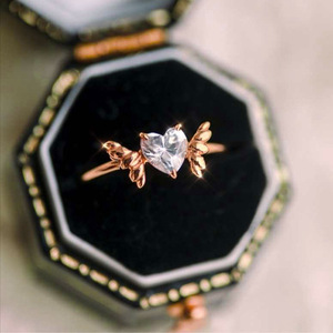 Anello a Cuore da Donna con Zirconi, Aperto e Regolabile, Elegante e Minimalista, Gioiello Statement per Uso Quotidiano - Product Image 1