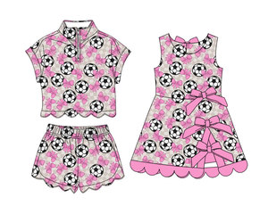 Completi coordinati per sorelle: Maglietta casual con fiocchi da calcio per il giorno della partita, gilet, gonna con bordo smerlato, pantaloncini e sottogonna (skorts) per bambine. - Product Image 3
