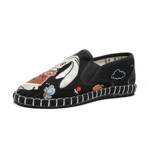 Chaussures en tissu brodé multicouche faites à la main style vieux Pékin pour femmes, respirantes, plates et décontractées, idéales pour le travail - Product Image 5