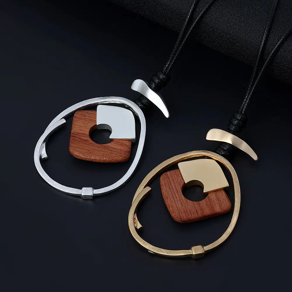 Collana a catena maglione in pelle nera con pendente quadrato in legno con intarsio a cerchio irregolare geometrico per donna