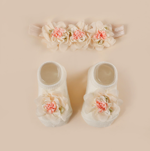 Conjunto de Meias e Faixa de Cabelo para Bebê Primavera Verão com Flor em Camadas e Fita Dourada de Organza – Adereços para Fotografia de Recém-Nascidos – Atacado - Product Image 3