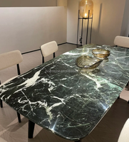 Dalles de table à manger en marbre vert turquoise - Surfaces de table en pierre naturelle polie pour les intérieurs de maisons et d'hôtels modernes et luxueux