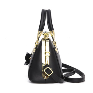 Sacs à main pour femmes en cuir PU brillant de haute qualité, à bandoulière, avec pendentif fleur, vente en gros - Product Image 3