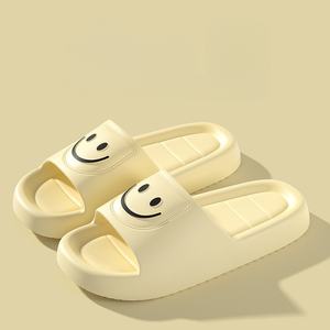 Chaussons d'intérieur et d'extérieur tendance, grande taille, doux et confortables, adaptés à toutes les saisons, avec un design visage souriant. - Product Image 1