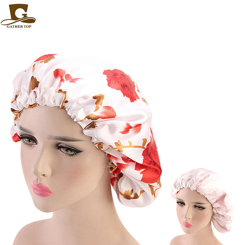 สีขาวกับดอกไม้สีแดง