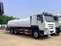 Camion-citerne à eau SINOTRUK HOWO 6x4 LHD 340 CV 20 m³ Camion-citerne à eau avec arroseur