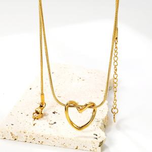 Collier personnalisé en acier inoxydable plaqué or 18 carats, anti-ternissement, avec pendentif cœur torsadé creux, bijoux minimalistes pour femmes - Product Image 4