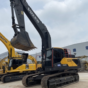 Volvo EC350 robuste et durable pour le creusement et le remblayage de fondations de sites industriels avec des matériaux granulaires lourds et volumineux - Product Image 3