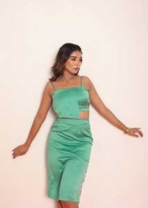 Conjunto de Dos Piezas con Pedrería Verde para Mujer, Atuendo Elegante con Detalles Brillantes, Estilo Moderno y Ajuste Cómodo - Product Image 4