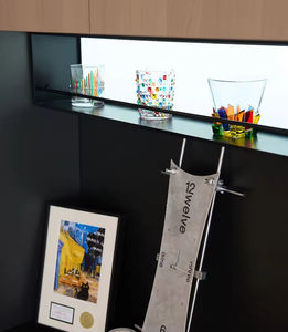 Meuble de cuisine moderne en bois massif de style luxe personnalisé avec îlot central et rangement intégré pour espace cuisine-salon - Product Image 6