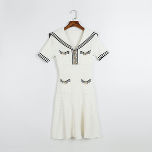 Vestido <span class=keywords><strong>de</strong></span> punto <span class=keywords><strong>de</strong></span> manga corta con cuello marinero, a rayas blancas y negras, con cola <span class=keywords><strong>de</strong></span> pez, hebilla dorada y cuatro bolsillos, falda larga, venta al por mayor. - Product Image 2