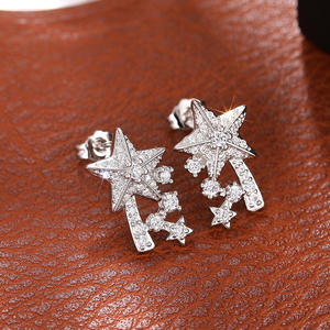 Orecchini E4032 in Oro Bianco con Diamanti Taglio Brillante Rotondo, Eleganti per Uso Quotidiano Femminile - Product Image 4