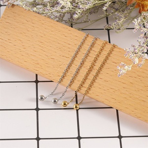 Pendientes de Borla Populares con Baño de Oro PVD de 18k y Cuentas Redondas - Product Image 4