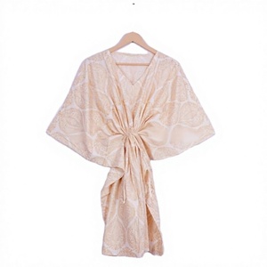 Robe Kimono Courte Indienne Faite Main Col V Moulante Imprimé Floral Écologique Lavable Naturelle pour Nuit et Plage - Product Image 1